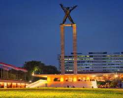 Though the place is admired and visited by several tourists all day long but its nighttime look is wonderful. It is an amazing scene when the monument